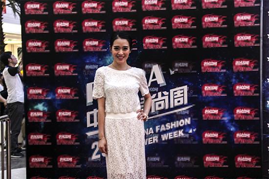 杨了一袭白衣出席时尚活动 清爽美丽惹人爱