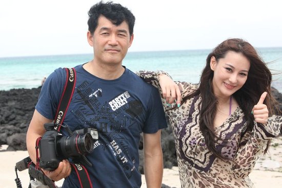 张馨予韩国取景险晒伤 顶级团队打造沙滩写真