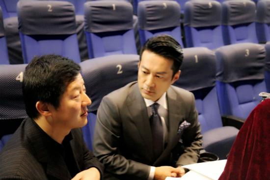谭凯为盲人朋友解读电影 热衷公益事业爱心爆棚