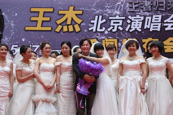 王杰澄清“绝唱”传闻 众歌迷穿婚纱逼婚
