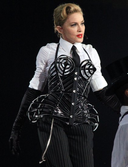 麦当娜演唱会耍尽大牌 200人随行团队自带家具