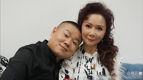 "照片中,岳云鹏把头往蔡明肩上靠,蔡明则面露微笑.