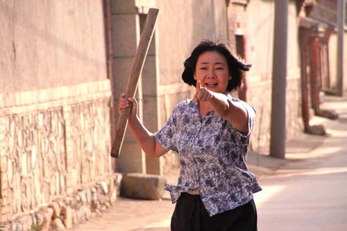 《生命》中惊现疯狂妈妈 萨日娜拍打戏遍体鳞伤_娱乐_腾讯网