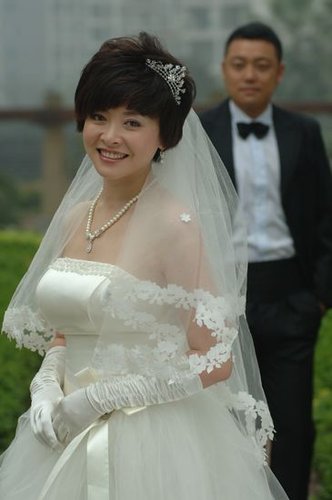 张慧首批婚纱体验幸福 羡慕韩雨芹嫁好老公