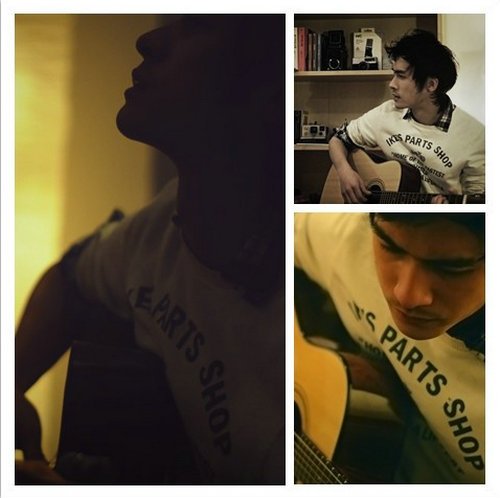 俞杰奇微博自曝练琴照 忧郁音乐才子喜好摄影