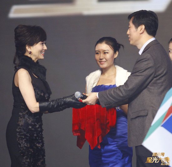 赵雅芝领衔公益慈善 年度最高荣誉花落冯小刚