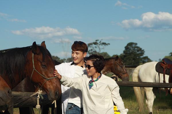 《爸妈》遭遇疯狂农场 孝草孙坚变身铲屎官