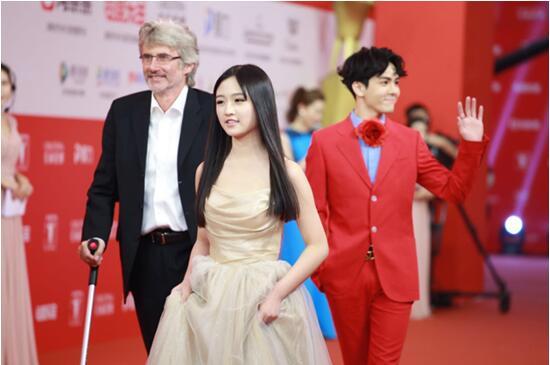 张柏芝、TOP意外缺席 SNH48费沁源首度红毯秀