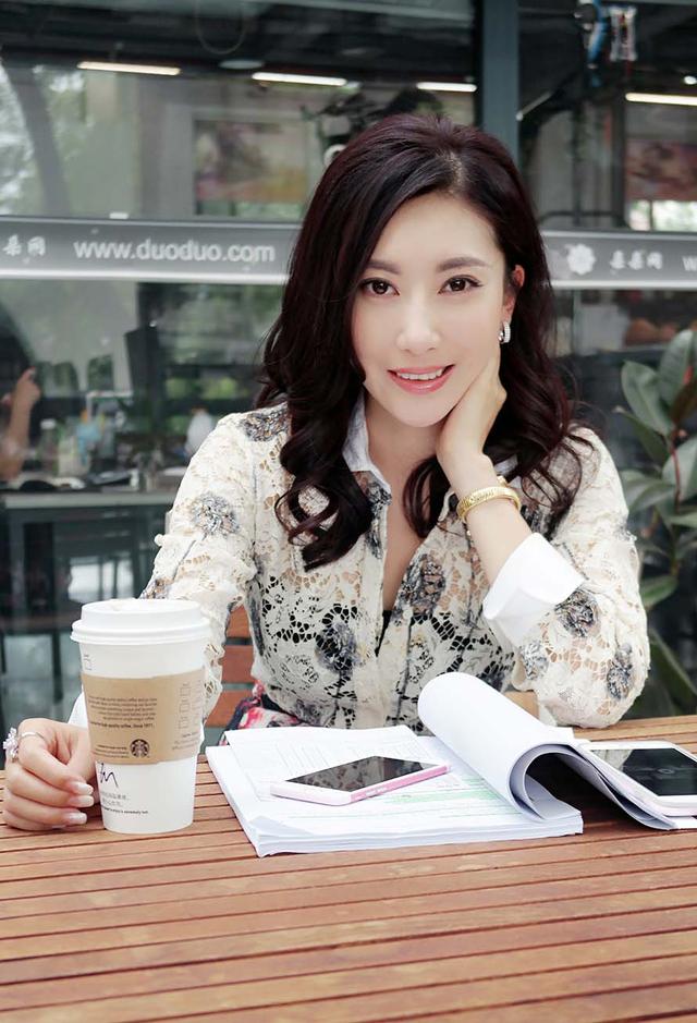 殷旭腾讯娱乐讯 近日,著名青年演员殷旭在微博中晒出一组新戏杀青后的