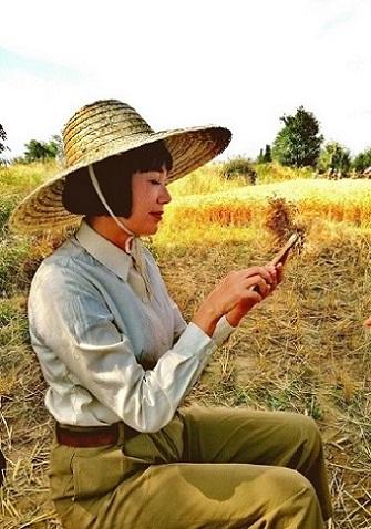 《花儿与远方》拍摄中 蒋雯丽变身“麦田里的守望者”