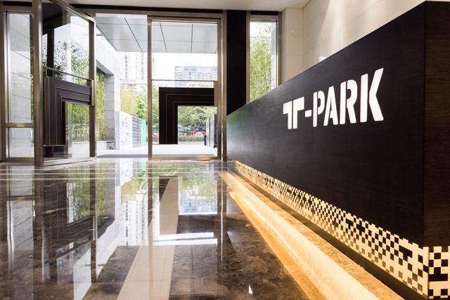 首届深港双城影像周开幕 李力持携拍啦OK亮相