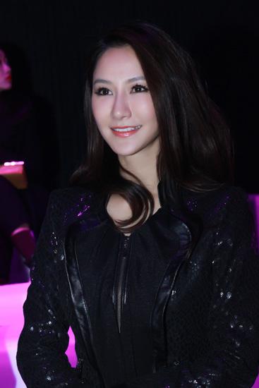 马赫遥低调奢华皮装秀 时装周收官尽显女神范