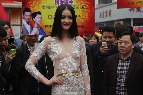 选美冠军闹市真空上阵 被封最<em>美</em>平板<em>妹</em>_娱乐_