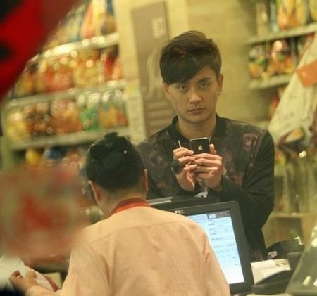 黄宗泽否认新绯闻女友是戚薇 与记者玩对拍(图