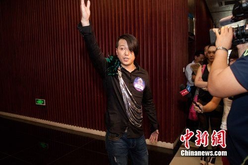 《天籁之声》选手不满主持人毒舌 斥评委无作