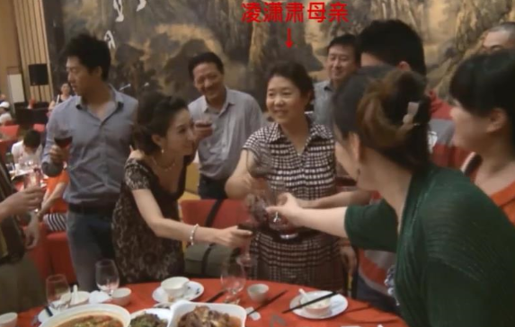 凌潇肃否认母亲不喜唐一菲 母亲现身婚礼现场