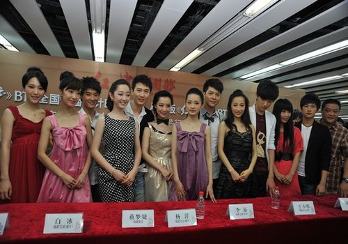 新《红楼》主创北京签售 大宝玉杨洋遭粉丝围