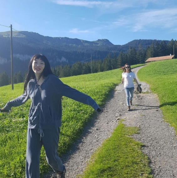 雪莉晒没穿内衣激凸照 再度引粉丝骂战