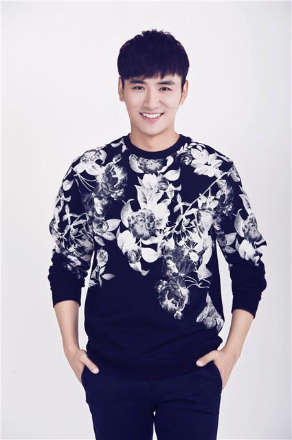 暗黑系男神变身民国欧巴 王鑫尧新剧显英伦范儿