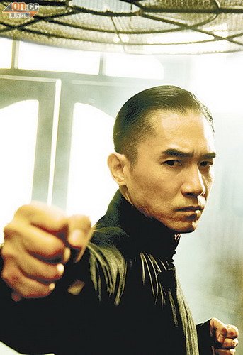 梁朝伟在《一》片中的新剧照,出拳气势磅礴.