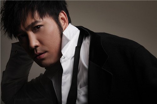 阿龙正刚新歌持久给力 彩铃下载疯狂创纪录