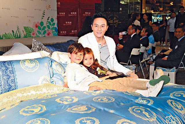 张智霖：会在床上做运动 抱着老婆睡最开心甜蜜