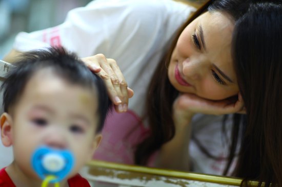伊能静探访台北育幼院 首度透露欲捐眼角膜(图)