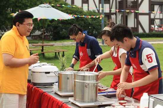 《顶级厨师》冠军争夺战 评委骚扰引选手不满