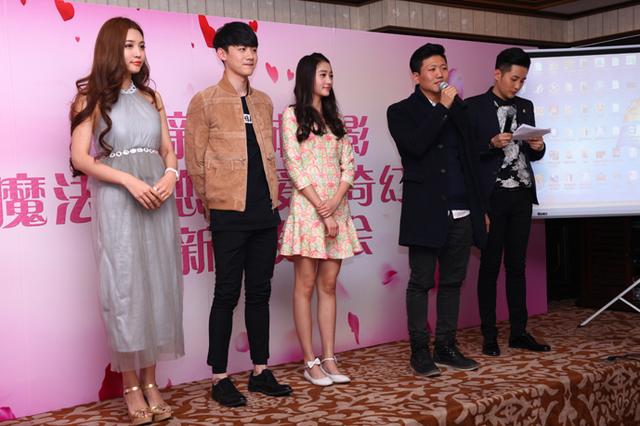 关晓彤演绎外星公主 获白敬亭甜蜜献花