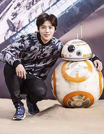 《星球大战7:原力觉醒》上映 玩转BB-8机器人