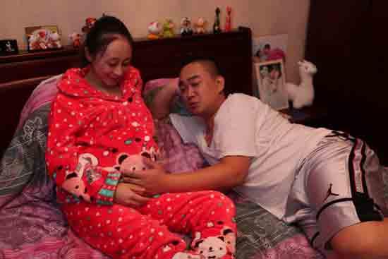 胎儿脐带绕颈要水中分娩 海归妈妈生子引分歧