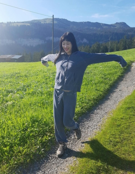 雪莉晒没穿内衣激凸照 再度引粉丝骂战