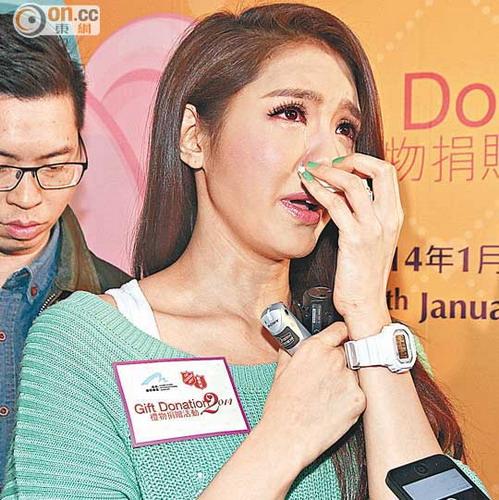 官恩娜网上文章惹麻烦 当众落泪解释认错
