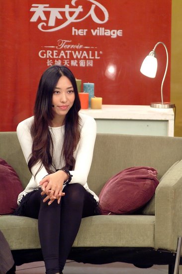 <em>快乐女声王艺洁</em>走进《天下女人》 讲述雨林生