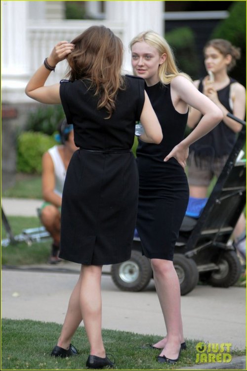 达科塔·范宁《好女孩》片场 伊丽莎白·奥尔森黑裙现身