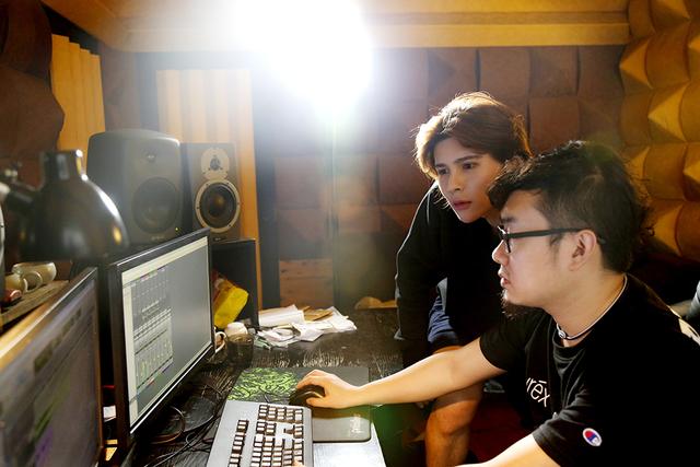 万翔单曲《爱出发》MV首播 亲自填词谱纯恋情歌