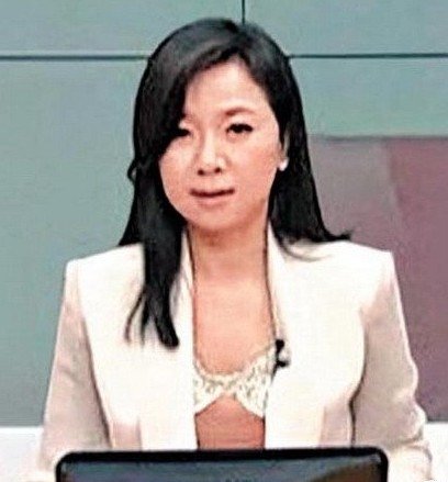 女主播穿衣服衣主持似没穿肉色女出场泄裙底高中运动会播报创意图片