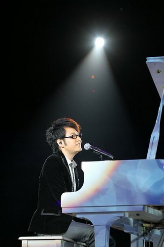 王铮亮献唱邓丽君纪念演唱会 重返蓉城反响热烈