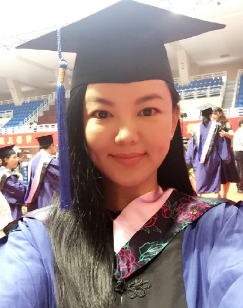 李湘读硕士终于毕业了!穿学位服自拍很开心