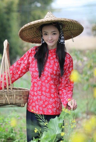 <em>钟彩媚客家</em>方言贺岁 《<em>客家妹妹</em>来拜年》受热