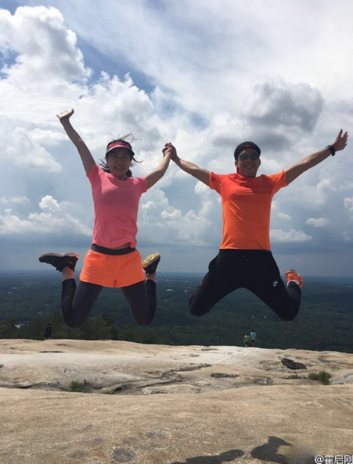 霍启刚时隔近两年再更微博 为了和郭晶晶秀恩爱