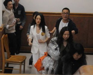 Yangyuying는 직원들의 경비가 나타났다