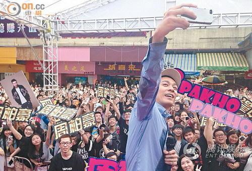 周柏豪佛山签唱会险中断 2千粉丝激动乱喊(图)