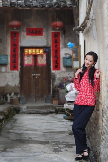 <em>钟彩媚客家</em>方言贺岁 《<em>客家妹妹</em>来拜年》受热