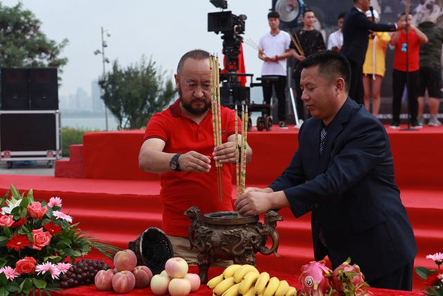《一个笨蛋两个贼》开机 程野“笑果”十足