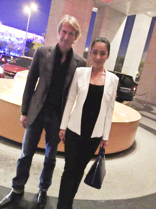 胡梦媛探班《变形金刚4》 获导演迈克尔贝赞赏_娱乐_腾讯网