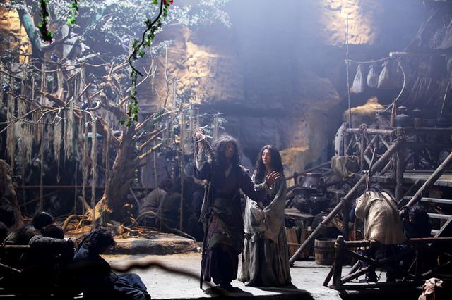 洪冰瑶《华胥引》玩转威亚 不惧严寒光腿上阵