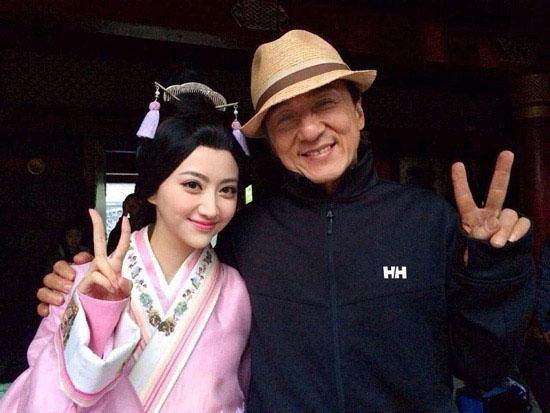 成龙探班景甜送美食 “父女”穿越汉朝再重逢