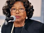 Mẹ của Jackson, ba anh em Catherine đã chuyển sang tổ chức từ thiện nói tiếng Nhật