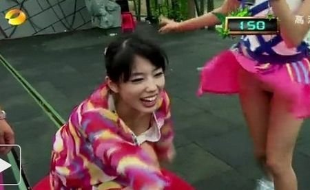 女主播穿肉色衣播报似没穿衣服 女主持泄裙底